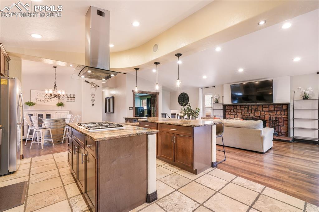 Image 10 of 50: Kitchen