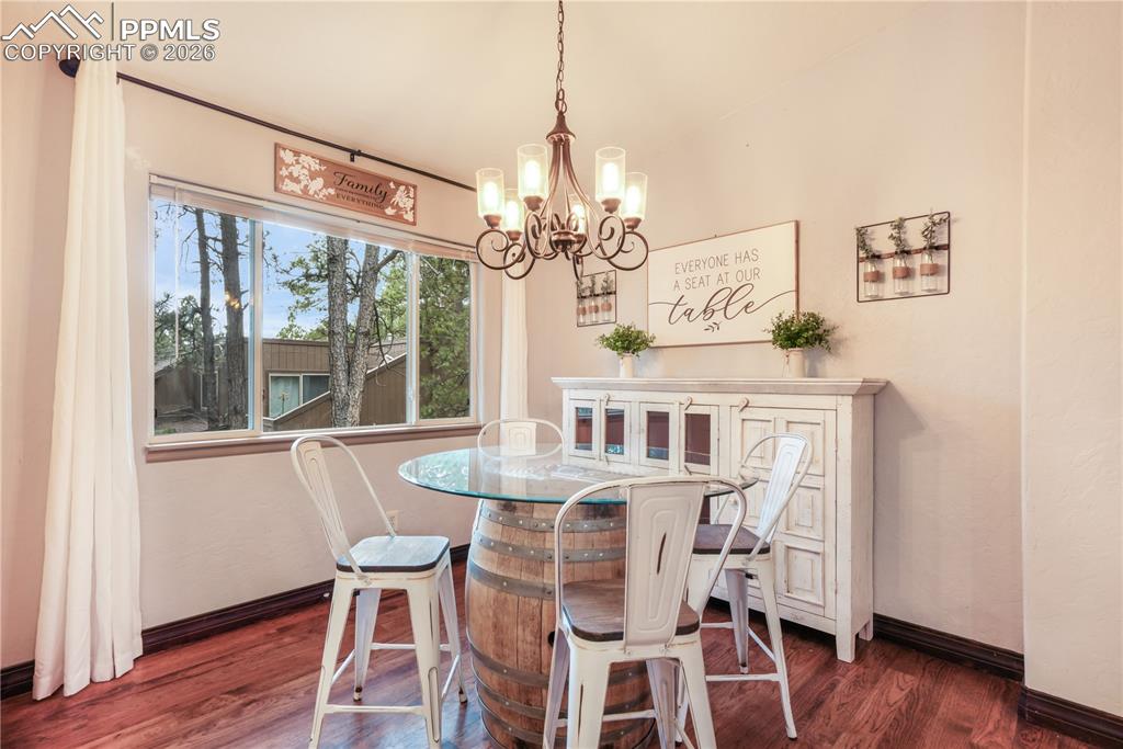 Image 13 of 50: Dining Area