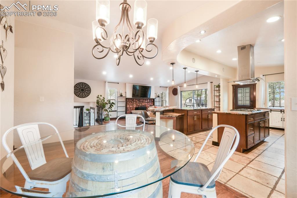 Image 14 of 50: Dining Area