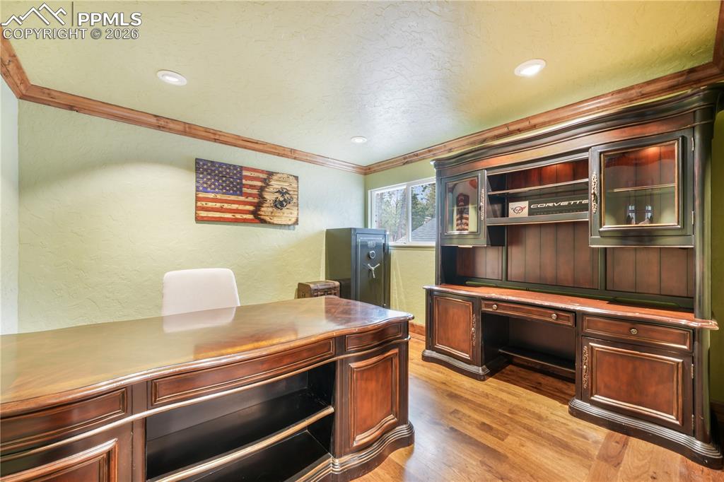 Image 15 of 50: Office