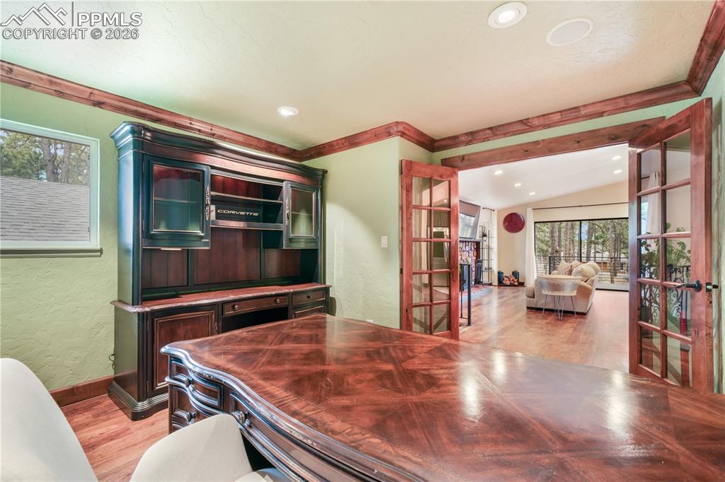 Image 16 of 50: Office