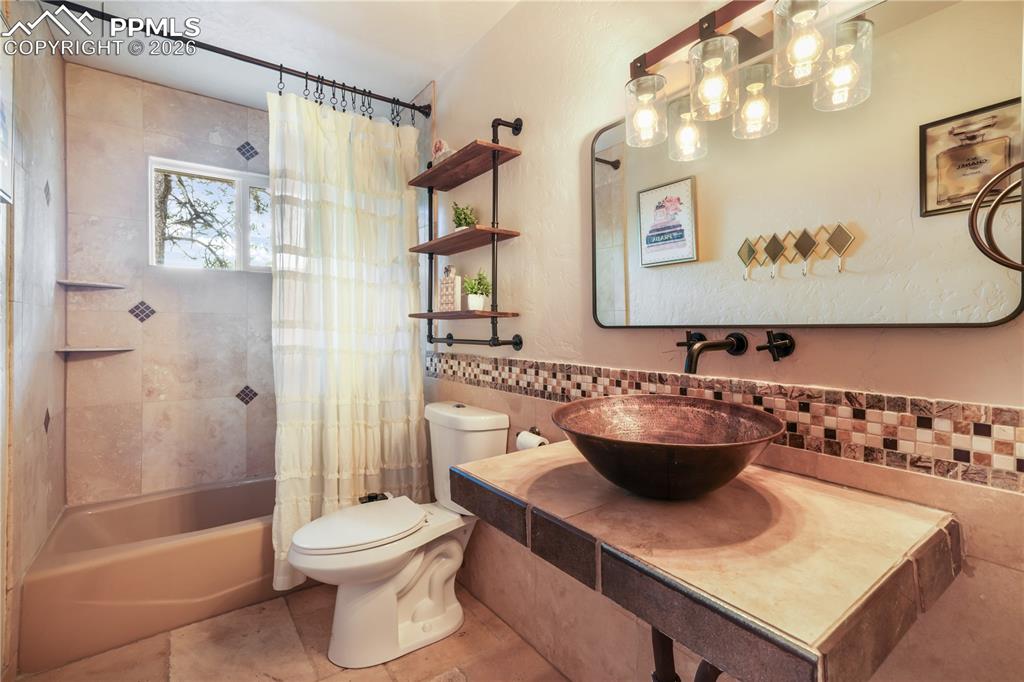 Image 17 of 50: Bathroom