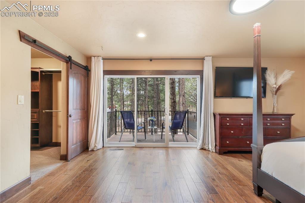 Image 18 of 50: Bedroom