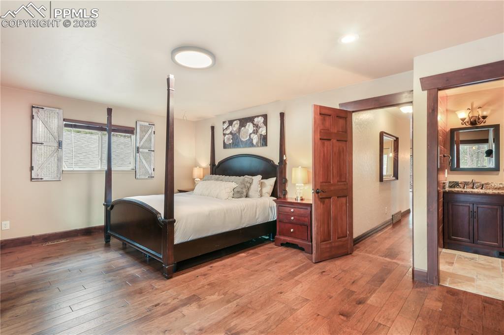 Image 19 of 50: Bedroom