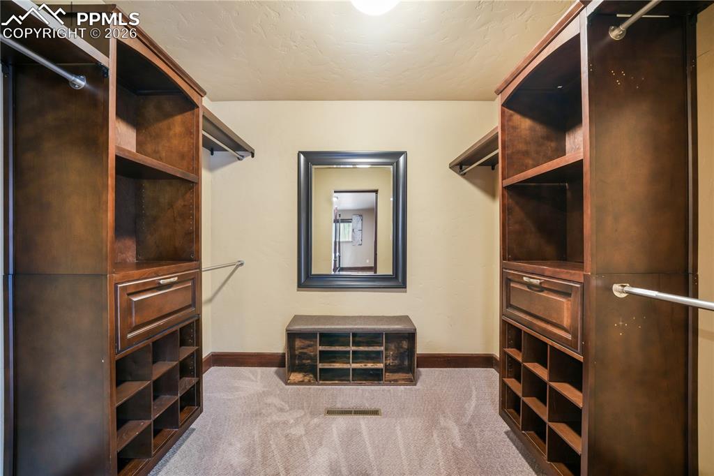 Image 22 of 50: Closet