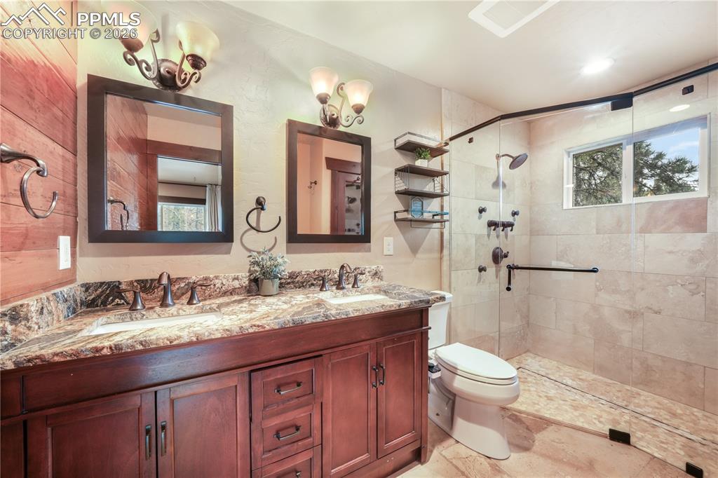 Image 23 of 50: Bathroom