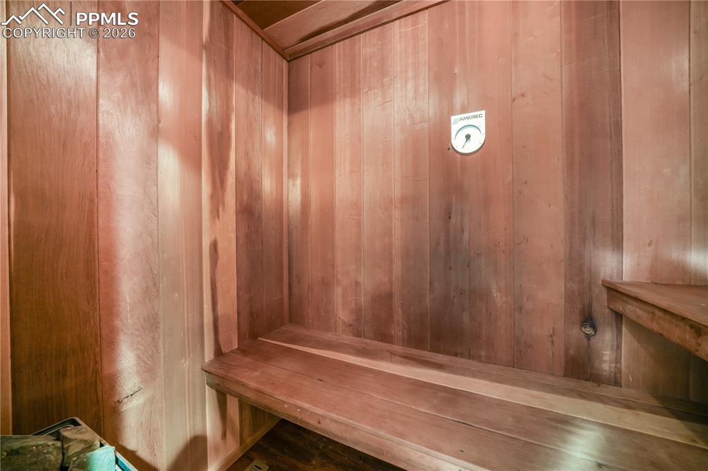 Image 24 of 50: Sauna