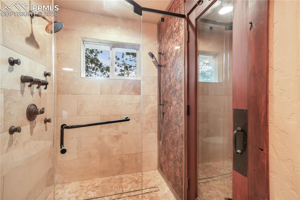 Image 25 of 50: Bathroom