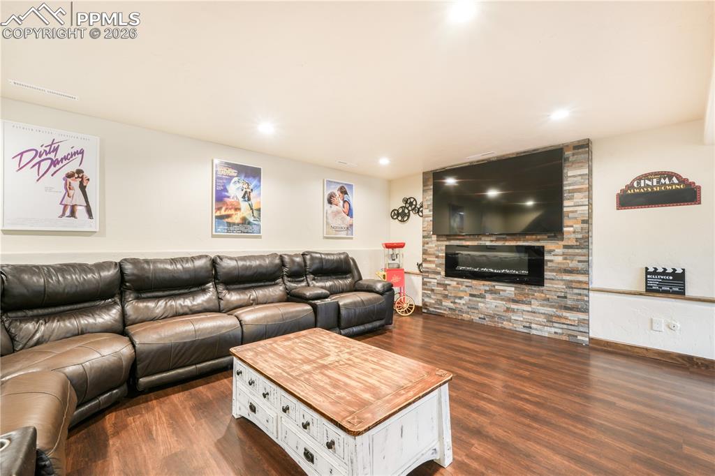 Image 27 of 50: Living Room