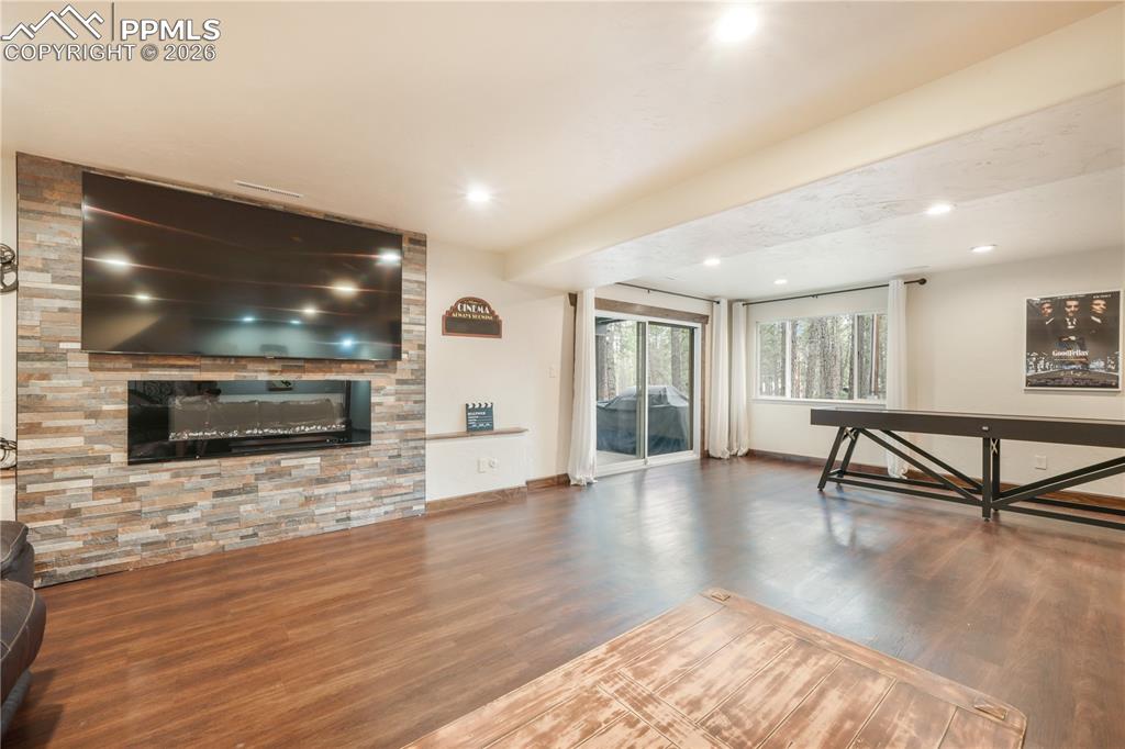 Image 29 of 50: Living Room