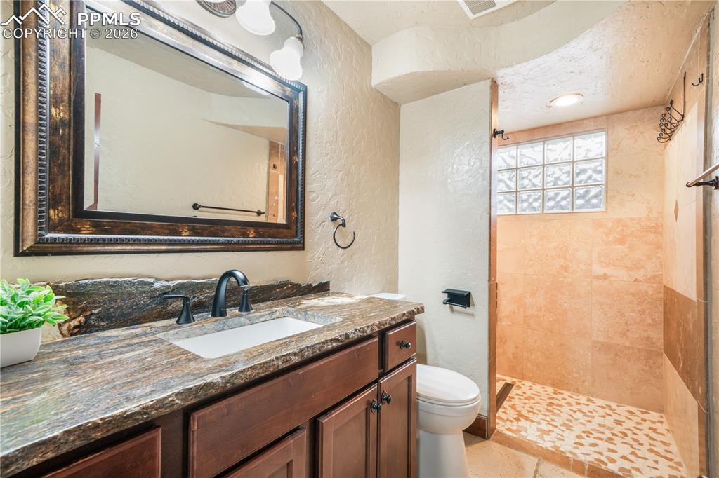 Image 33 of 50: Bathroom