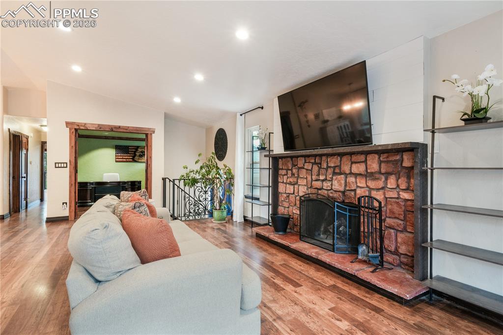 Image 4 of 50: Living Room