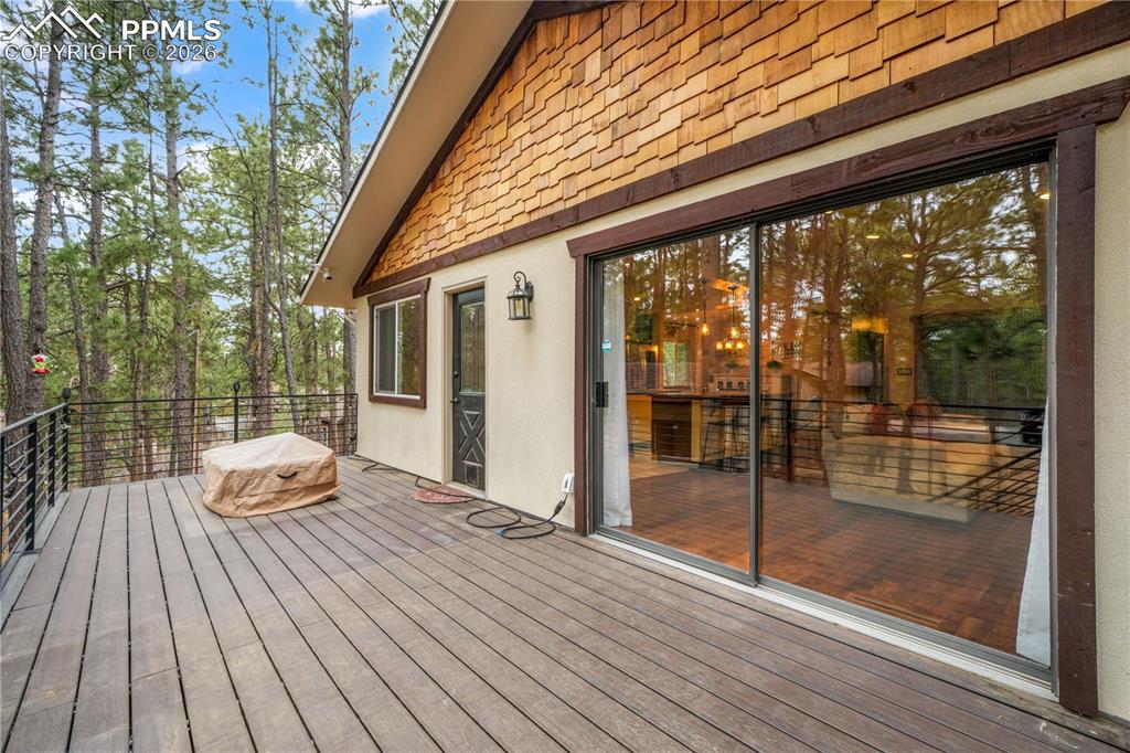 Image 40 of 50: Deck