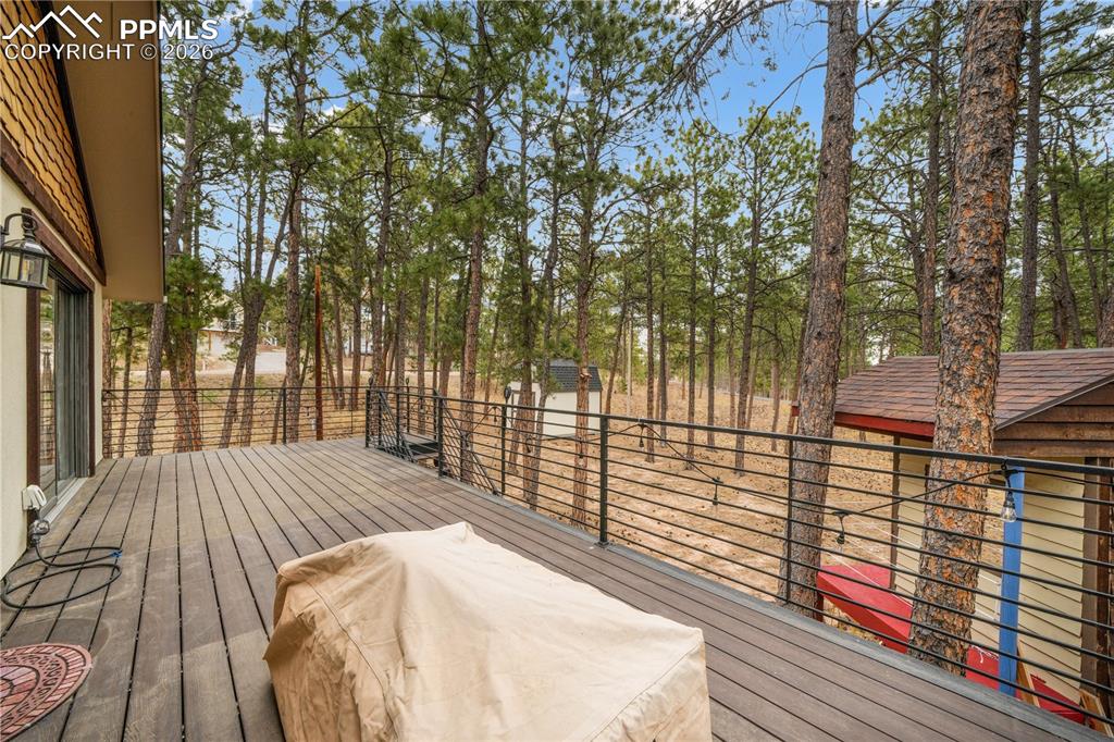 Image 41 of 50: Deck