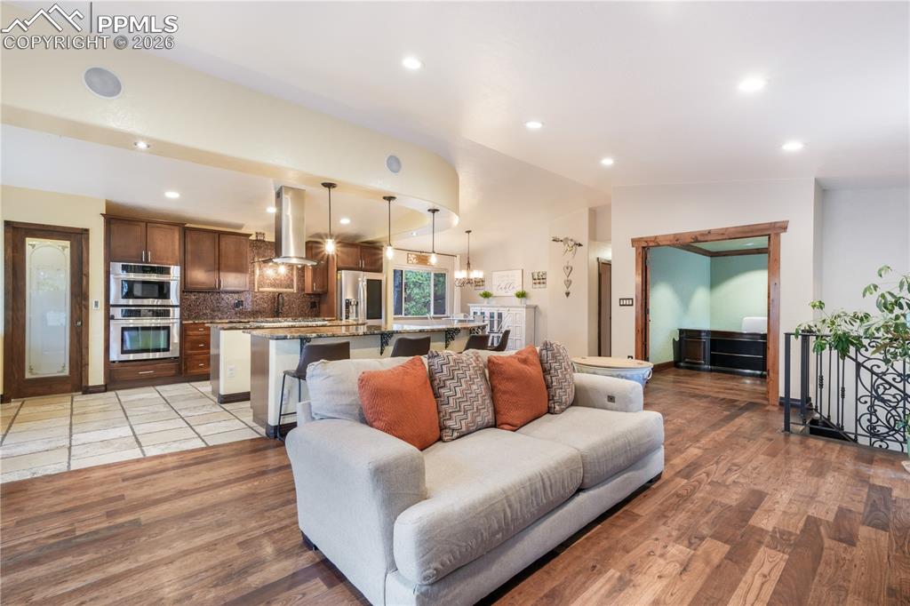 Image 5 of 50: Living Room