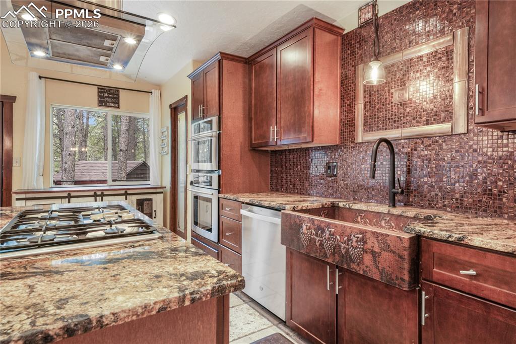 Image 8 of 50: Kitchen