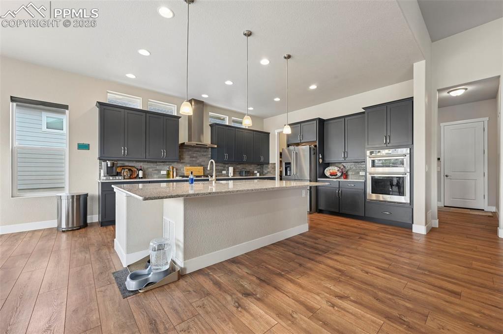 Image 10 of 50: Kitchen