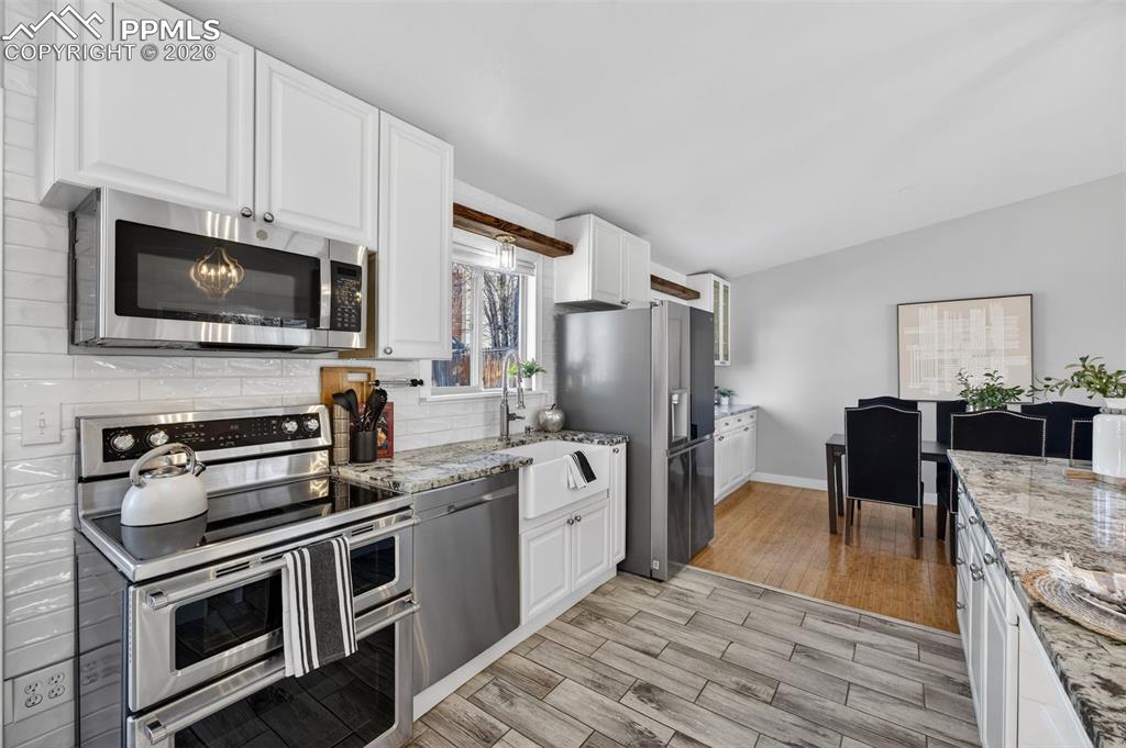 Image 13 of 50: Kitchen