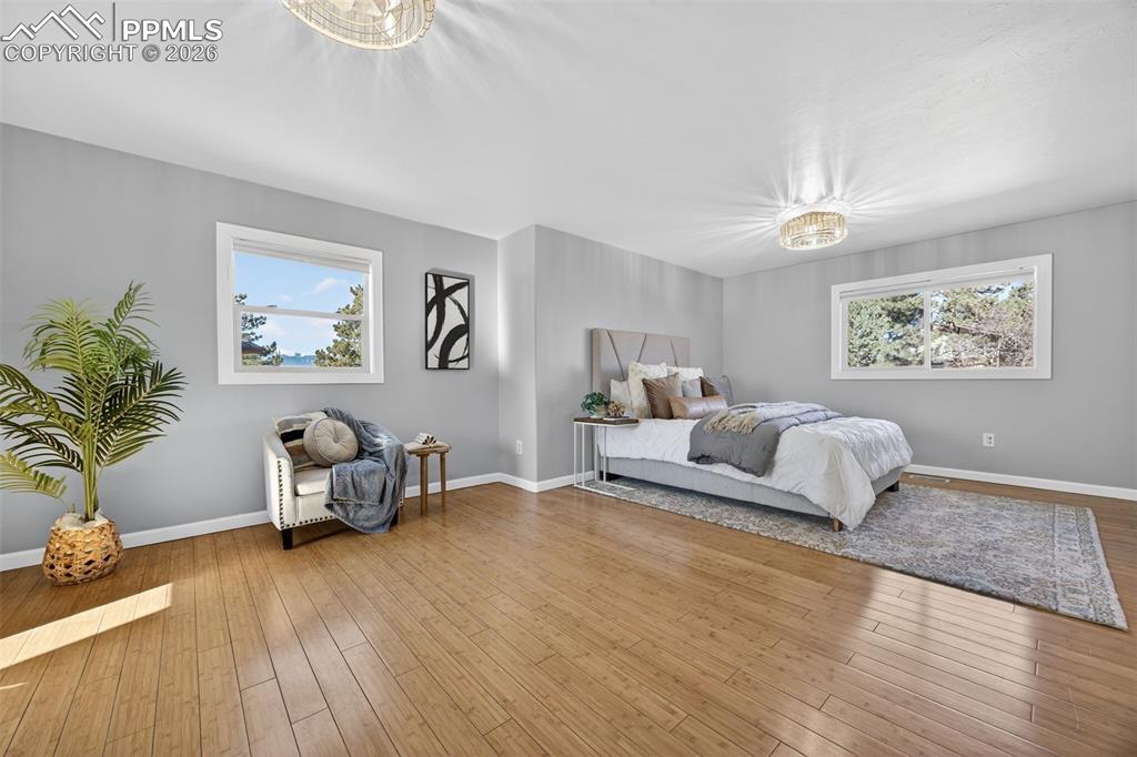 Image 18 of 50: Bedroom