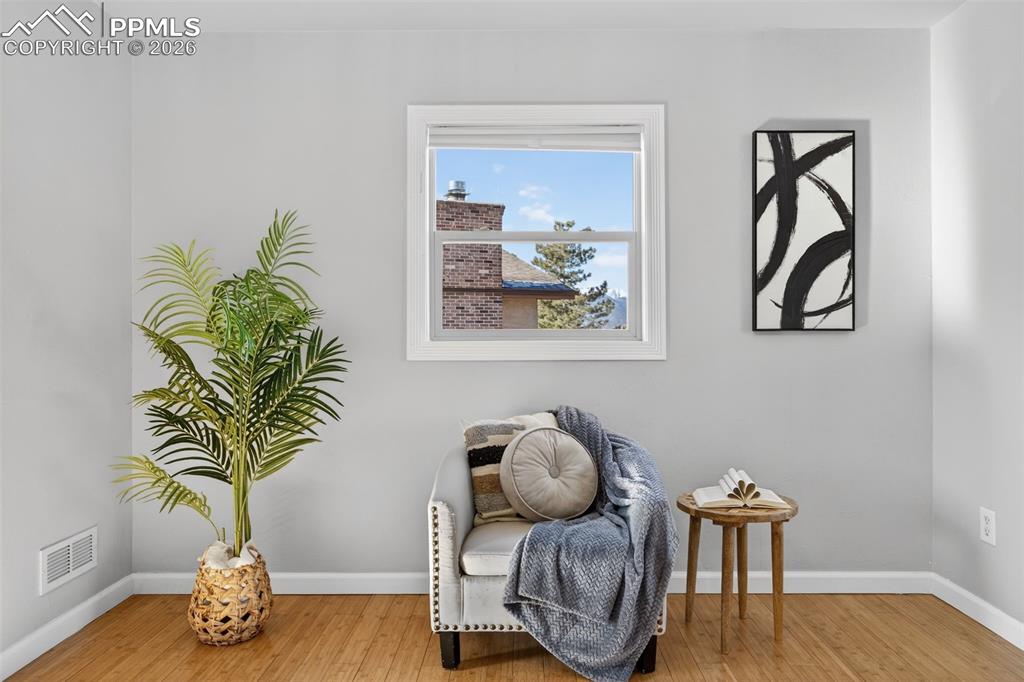 Image 19 of 50: Sitting Room