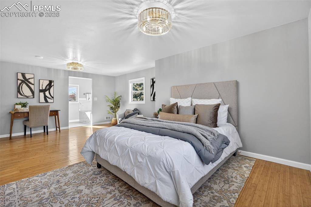 Image 21 of 50: Bedroom