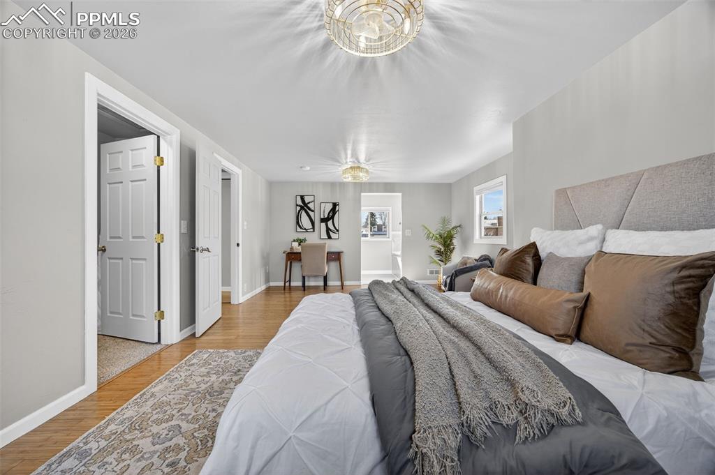 Image 22 of 50: Bedroom