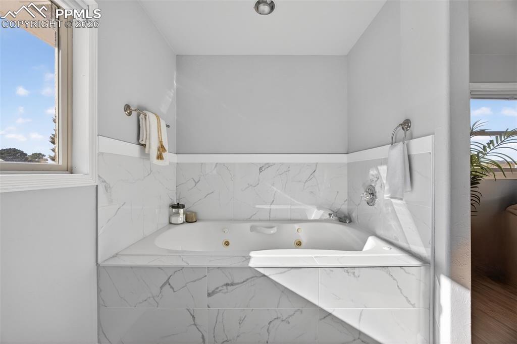 Image 25 of 50: Bathroom