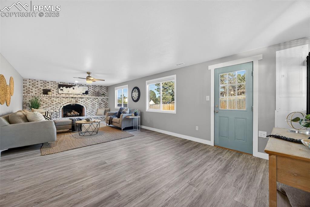 Image 32 of 50: Living Room