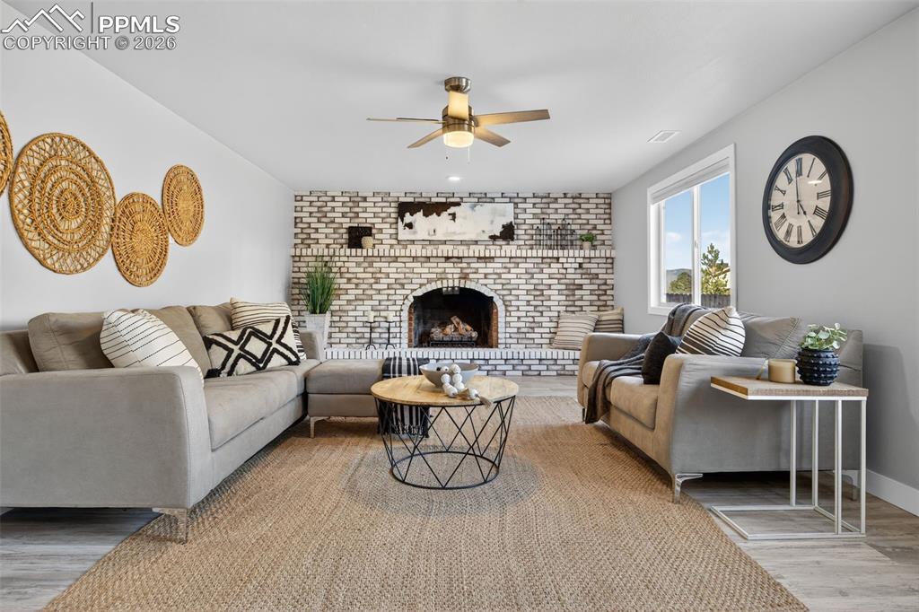 Image 34 of 50: Living Room