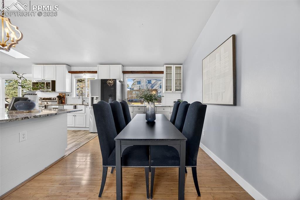 Image 7 of 50: Dining Area