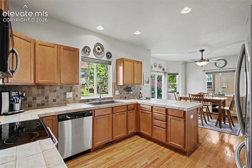 Image 7 of 39: Kitchen