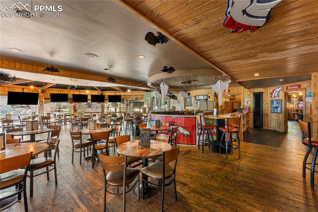 Image 10 of 25: Dining Area