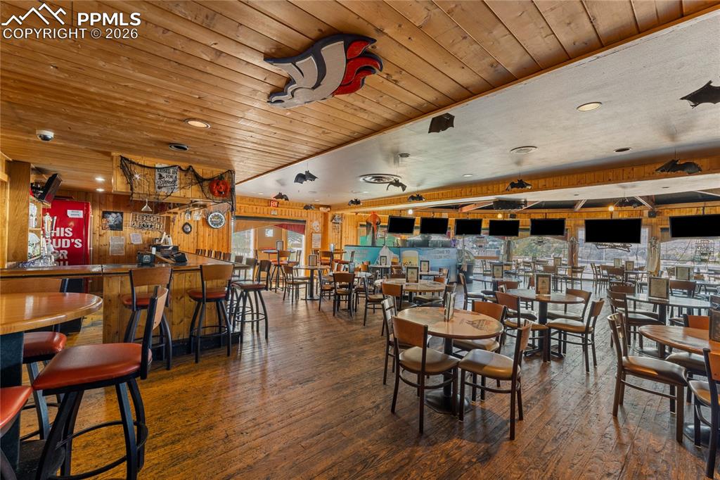 Image 6 of 25: Dining Area