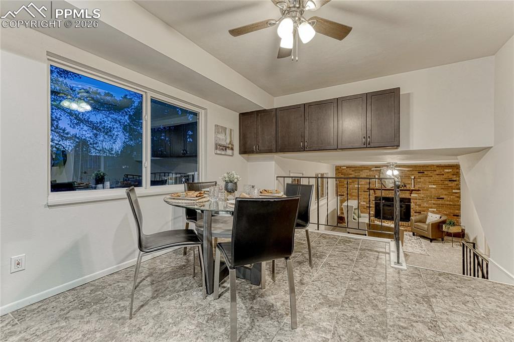 Image 10 of 50: Dining Area