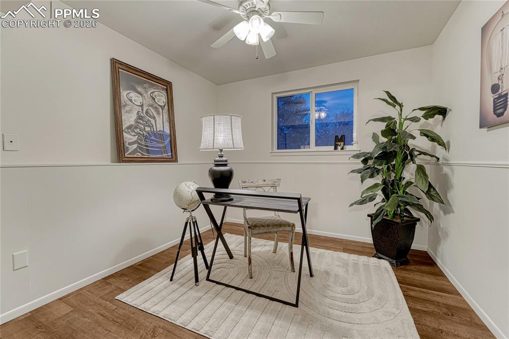 Image 21 of 50: Bedroom