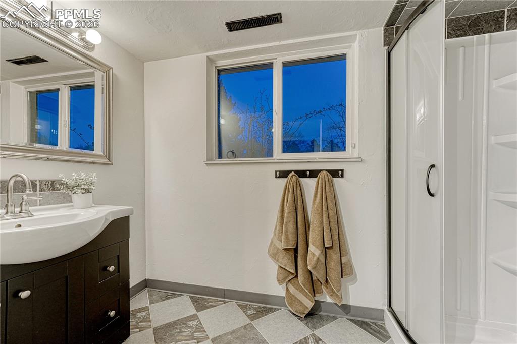 Image 22 of 50: Bathroom