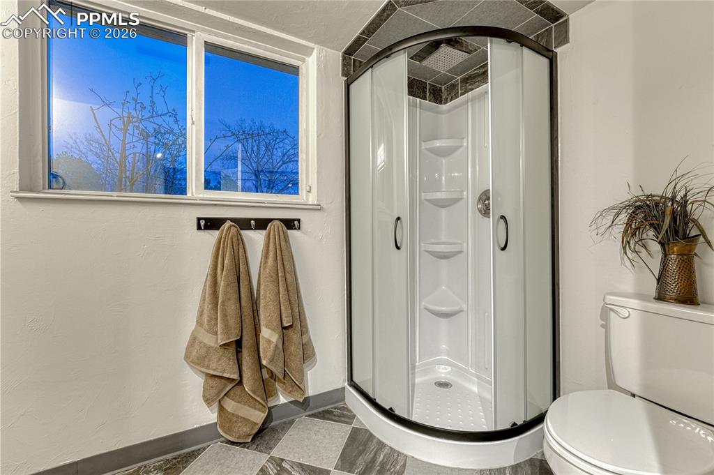 Image 23 of 50: Bathroom