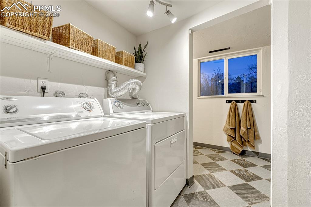 Image 24 of 50: Laundry