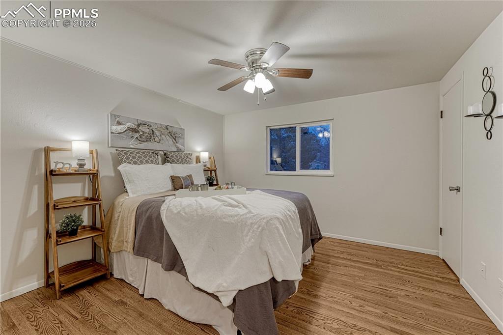 Image 25 of 50: Bedroom