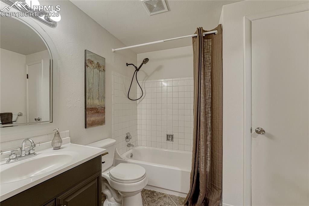 Image 28 of 50: Bathroom