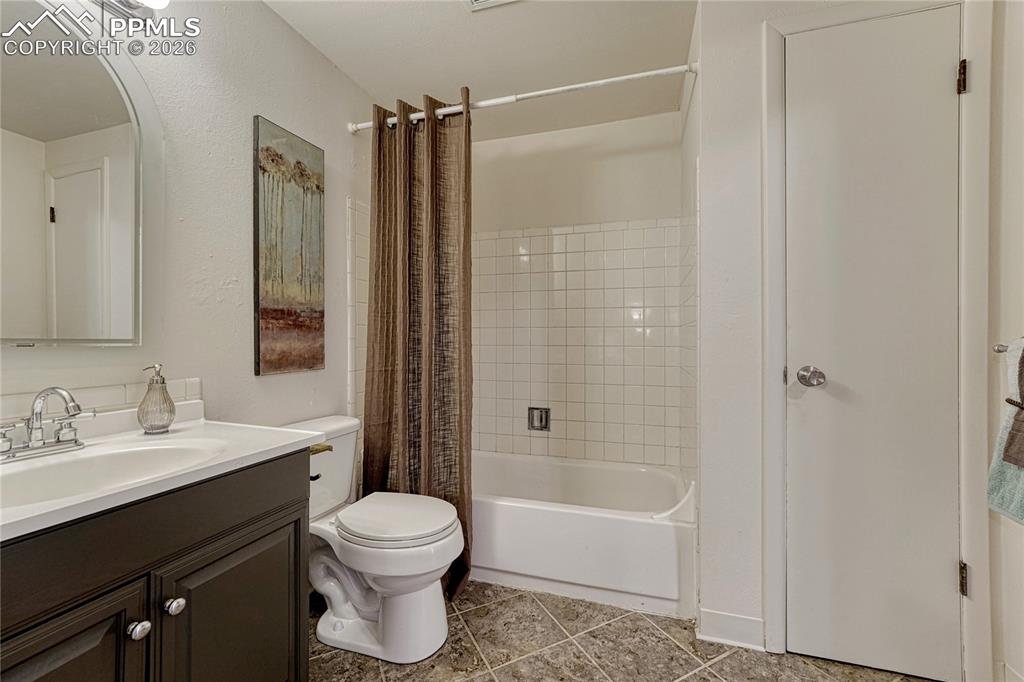 Image 29 of 50: Bathroom