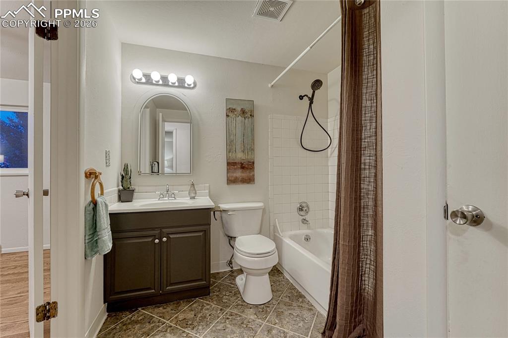 Image 30 of 50: Bathroom