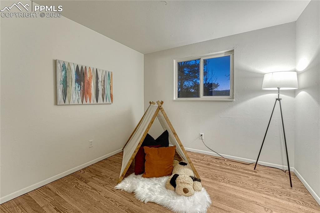 Image 31 of 50: Bedroom