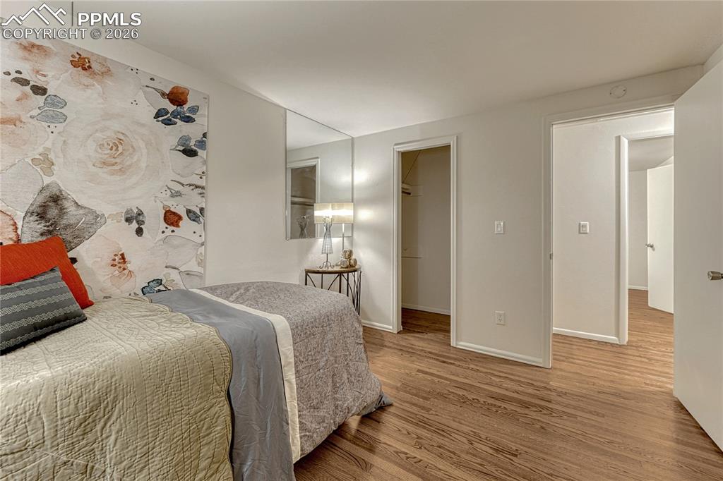 Image 34 of 50: Bedroom