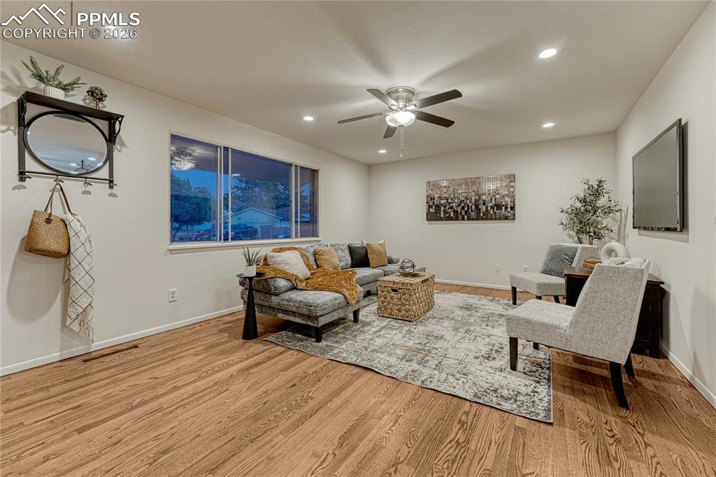 Image 35 of 50: Living Room