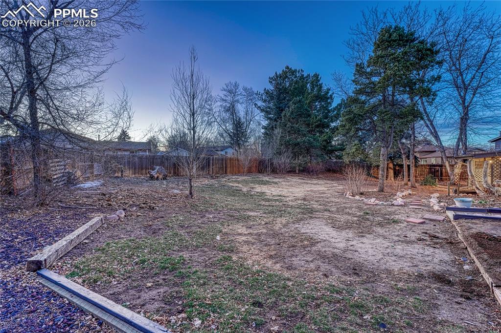 Image 49 of 50: Yard