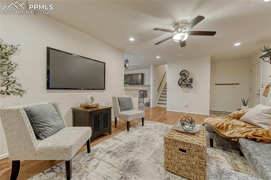 Image 5 of 50: Living Room