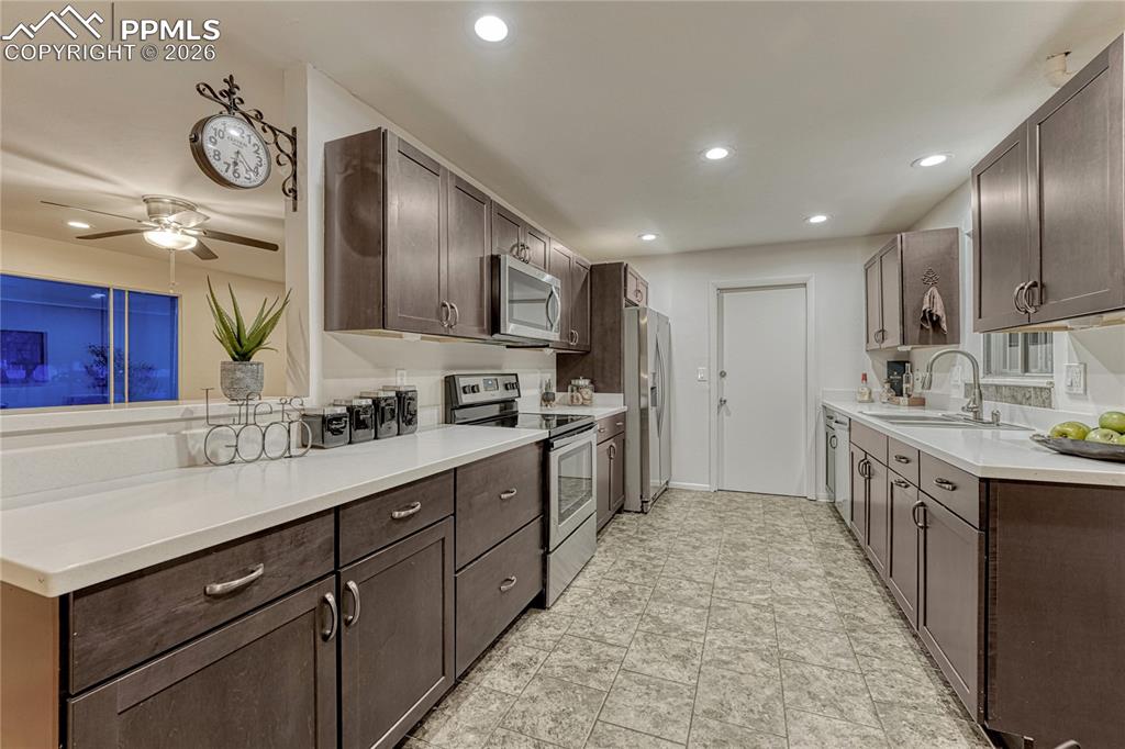 Image 6 of 50: Kitchen