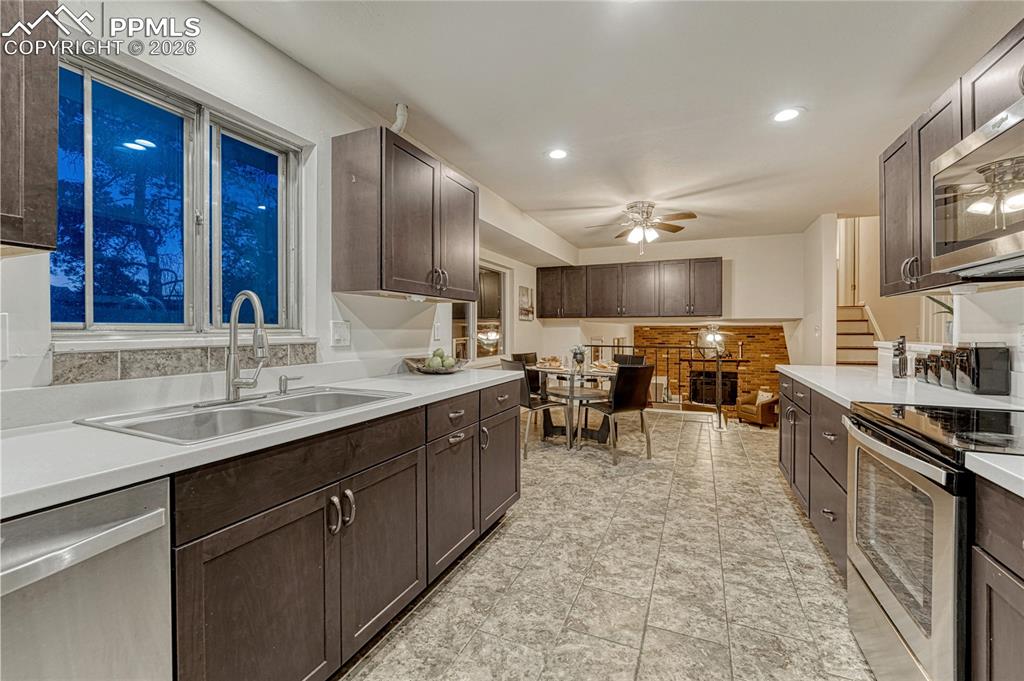 Image 7 of 50: Kitchen