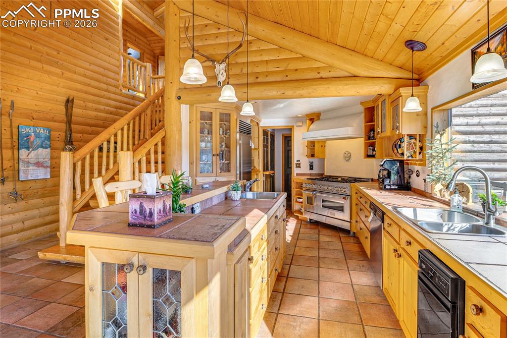 Image 12 of 50: Kitchen